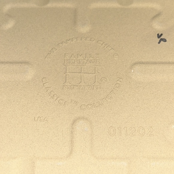 NWT Pampered Chef Small Bar Pan Toaster Oven Stoneware 9.5" x 7" Classics - Picture 7 of 7